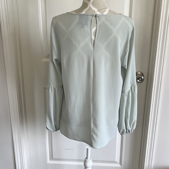 Bobeau bell sleeved blouse size medium - Picture 3 of 4